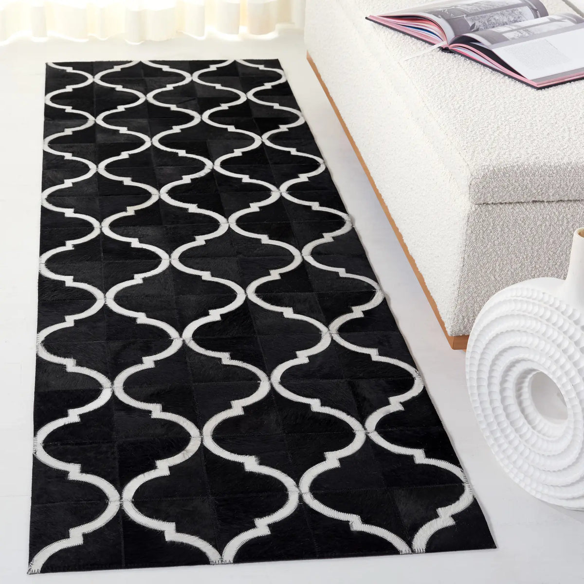 Safavieh Studio Leather 2'-3" x 7'-0" Rug in Black / Beige