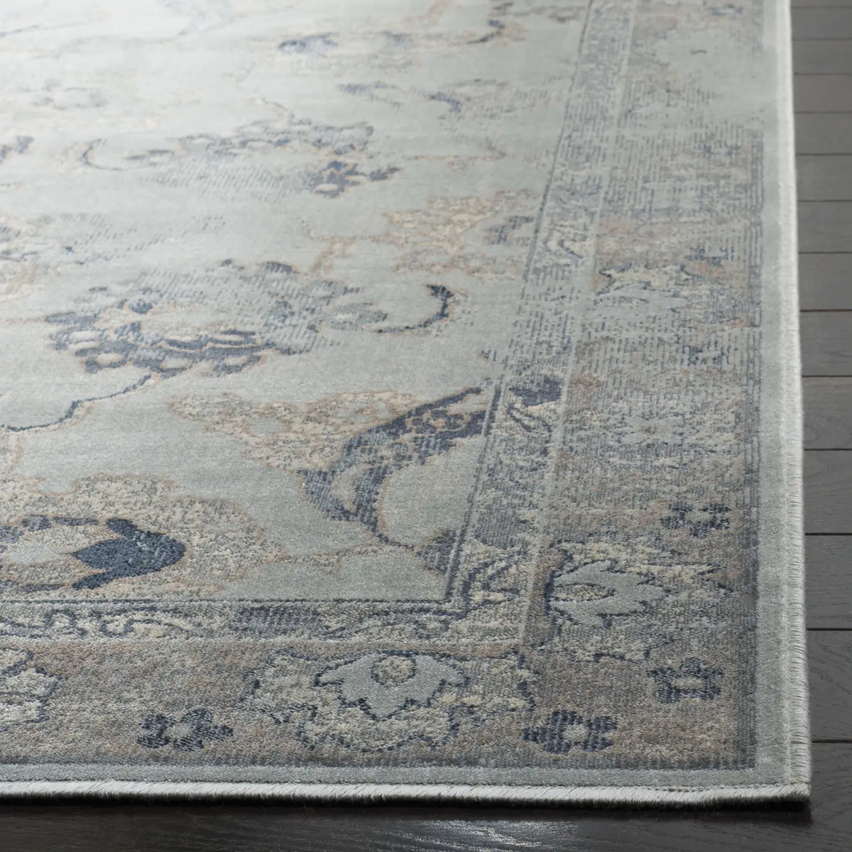 Safavieh Vintage 4'-0" x 5'-7" Rug in Light Blue