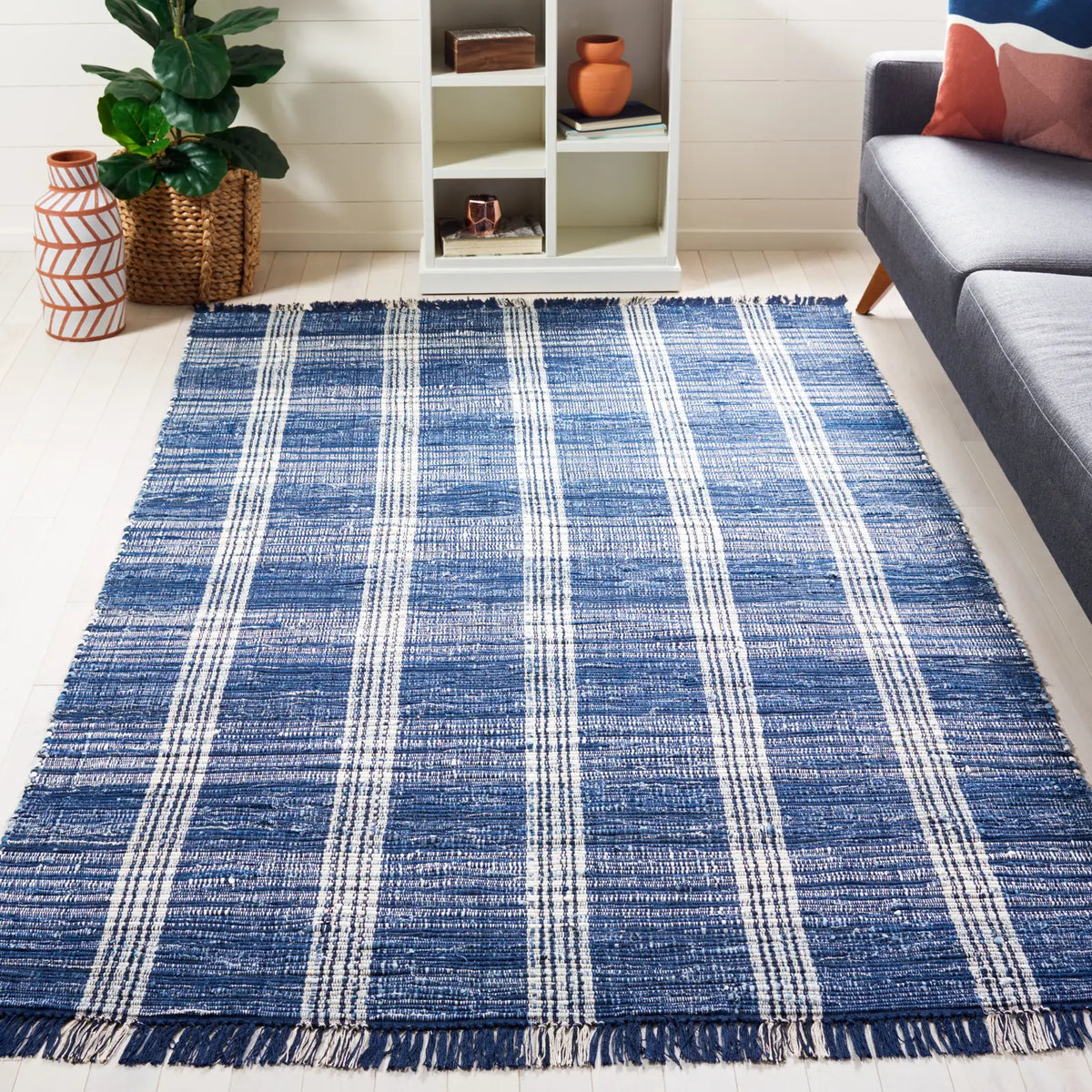 Safavieh Montauk 4'-0" x 6'-0" Rug in Blue / Beige