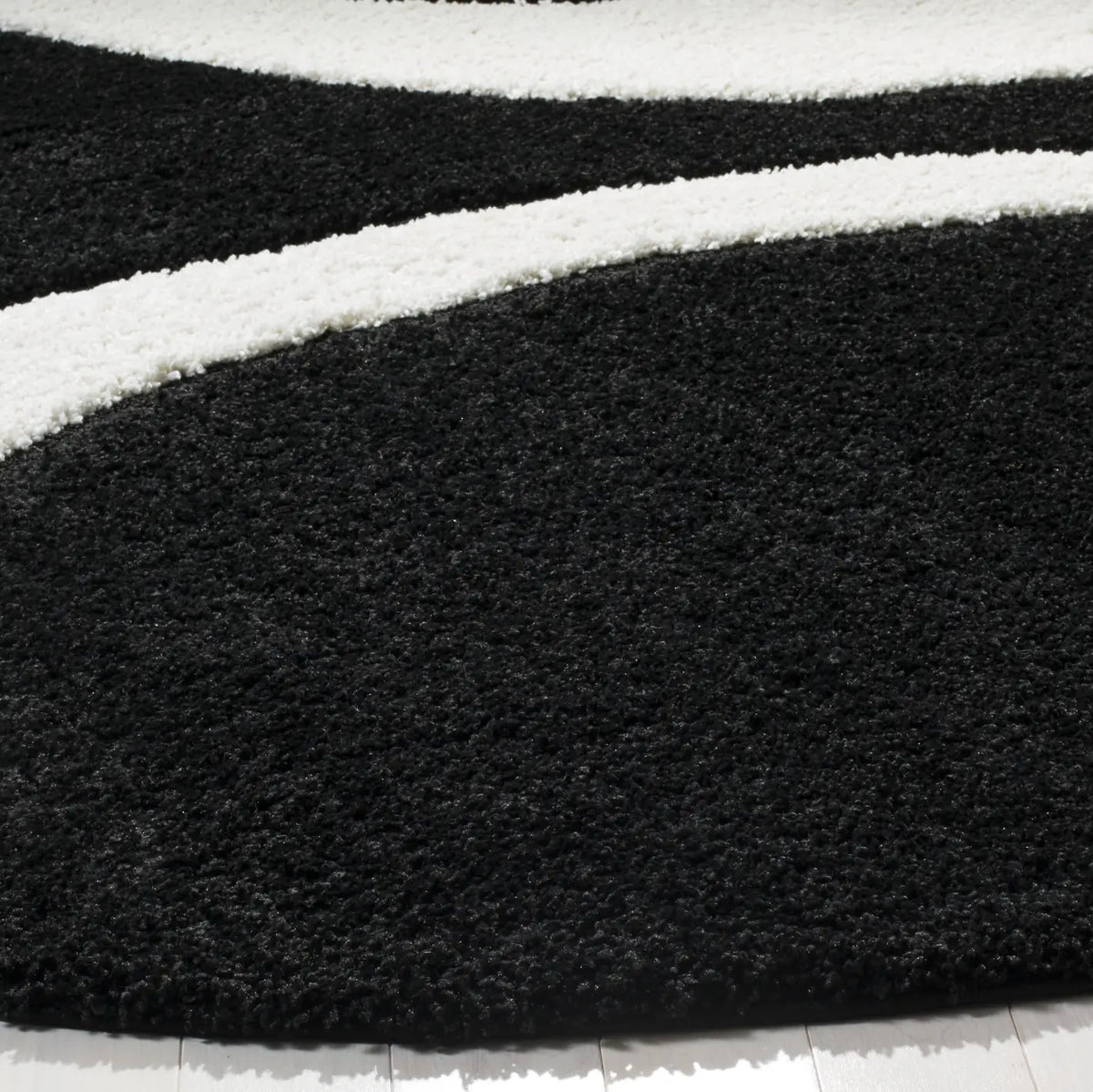 Safavieh Florida Shag 5'-0" x 5'-0" Rug in Black / Ivory