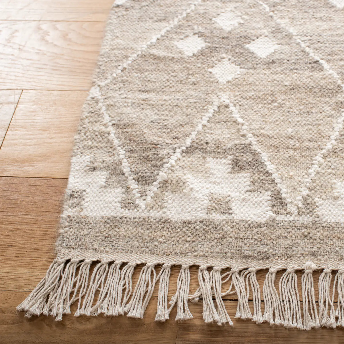 Safavieh Natural Kilim 6'-0" x 9'-0" Rug in Natural / Ivory