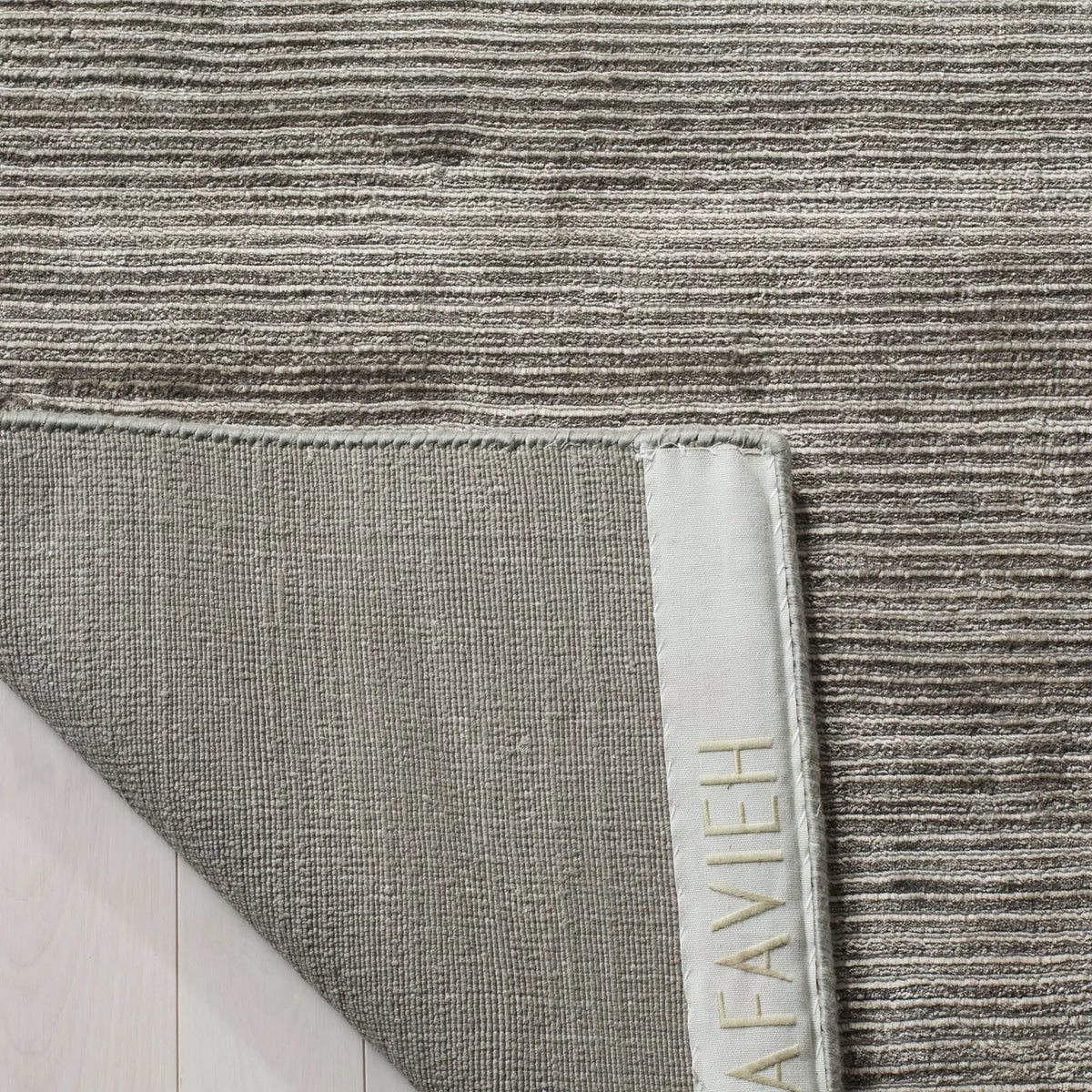 Safavieh Mirage 4'-0" x 6'-0" Rug in Graphite