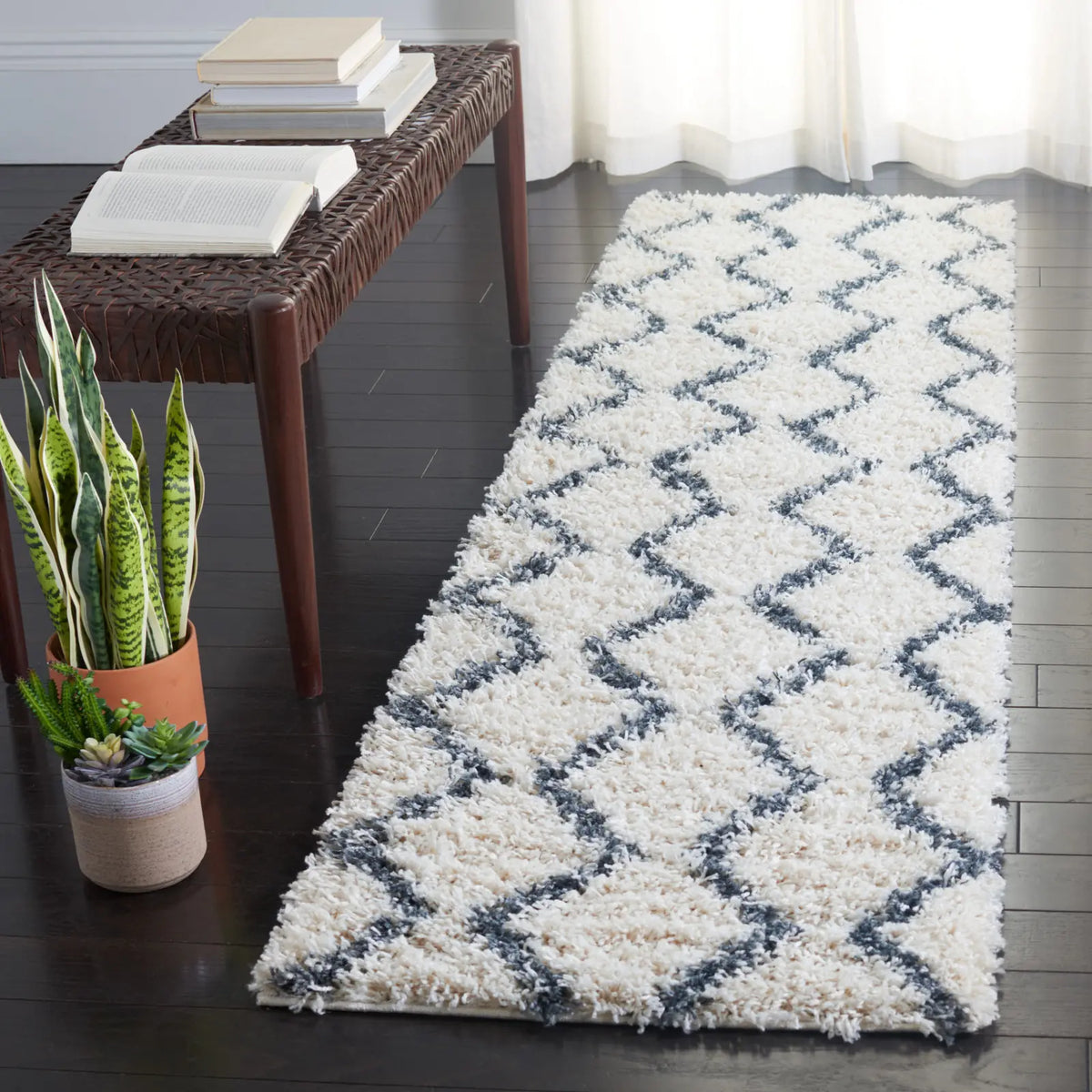Safavieh Venus Shag 600 2'-2" x 8'-0" Rug in Ivory / Dark Grey