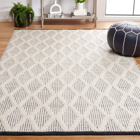 Safavieh Natura 4'-0" x 6'-0" Rug in Black / Ivory