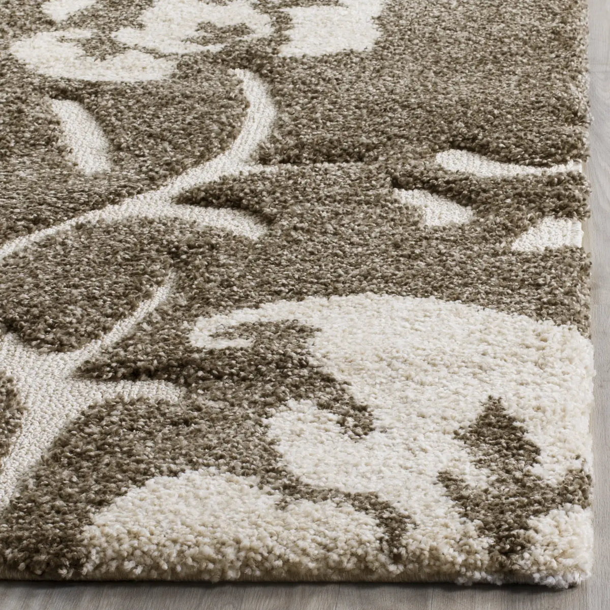 Safavieh Florida Shag 5'-3" x 7'-6" Rug in Smoke / Beige
