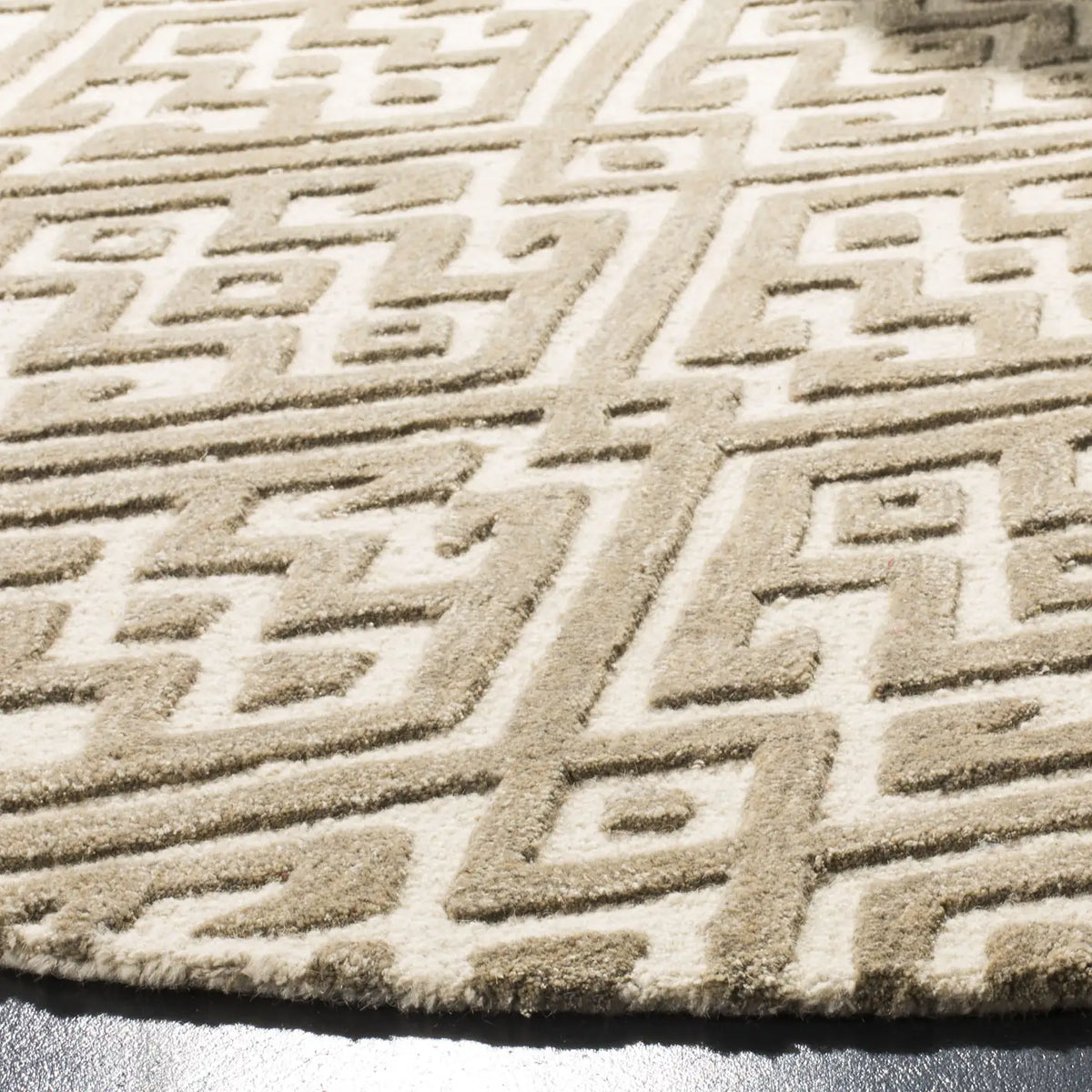Safavieh Cambridge 6'-0" x 6'-0" Rug in Ivory / Grey