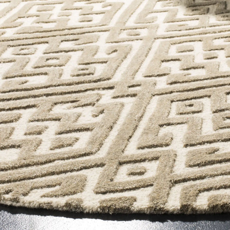 Safavieh Cambridge 6'-0" x 6'-0" Rug in Ivory / Grey