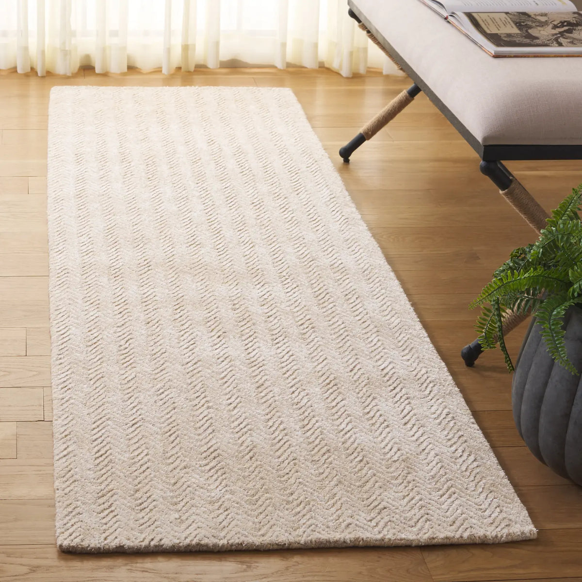 Safavieh Glamour 2'-3" x 8'-0" Rug in Gold / Ivory
