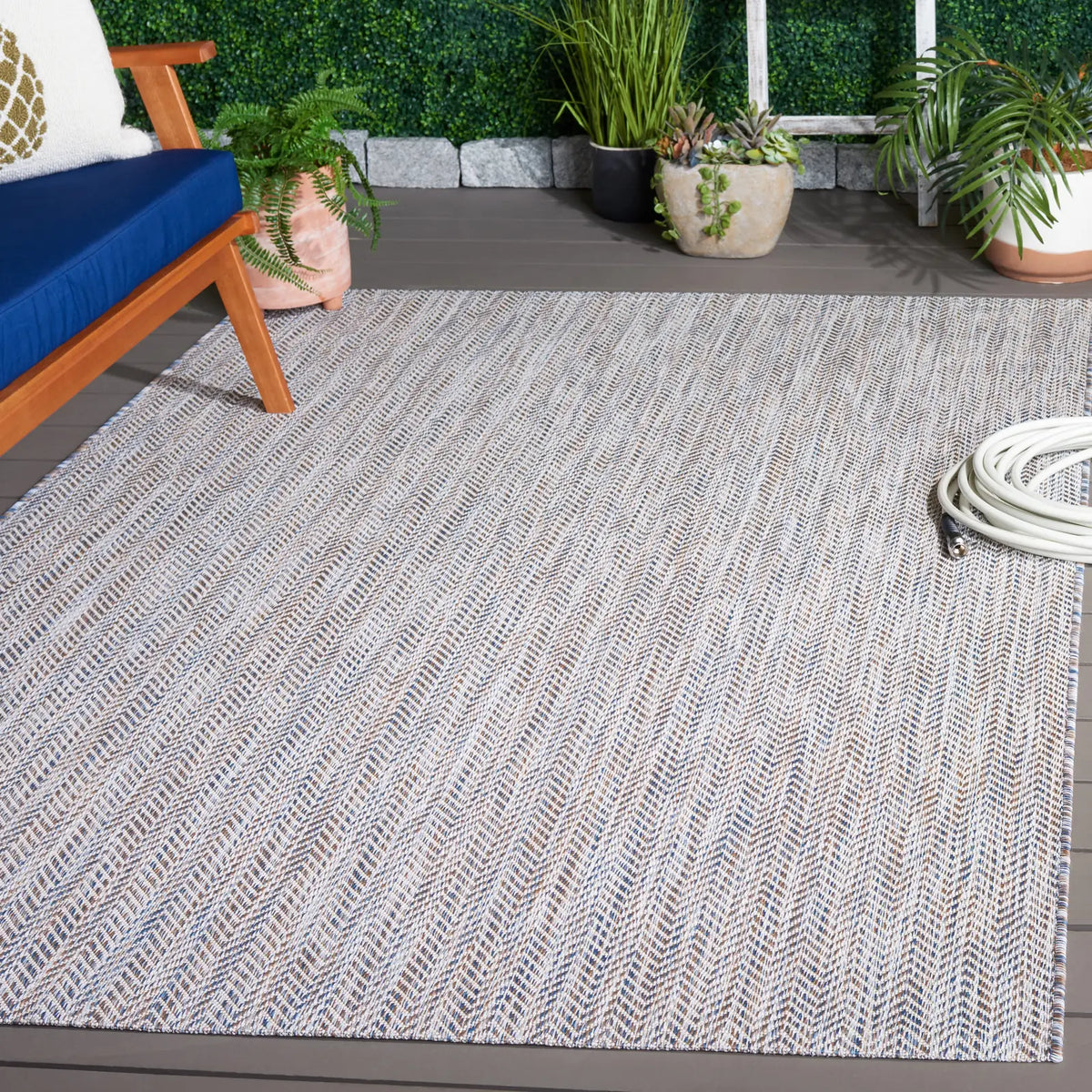 Safavieh Courtyard 4'-0" x 5'-7" Rug in Ivory Blue / Beige