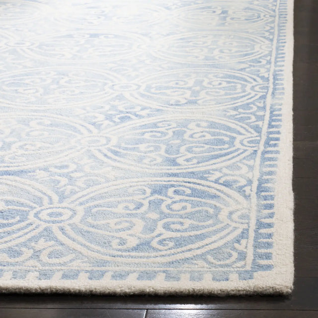 Safavieh Dip Dye 4'-0" x 6'-0" Rug in Blue / Ivory