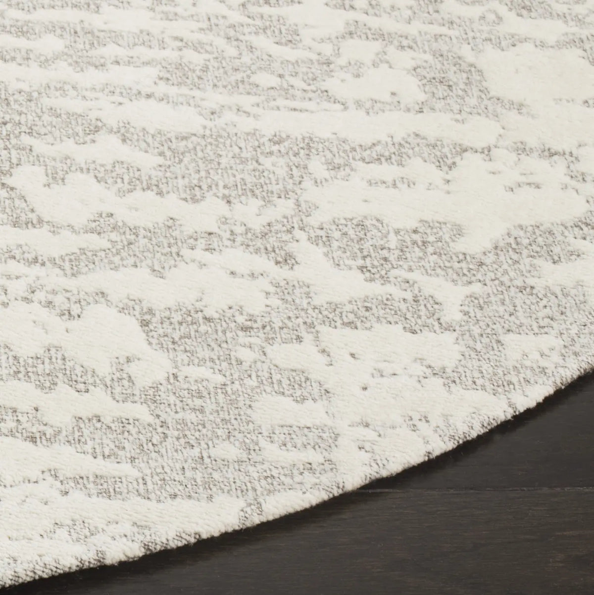 Safavieh Marbella 6'-0" x 6'-0" Rug in Light Grey / Ivory