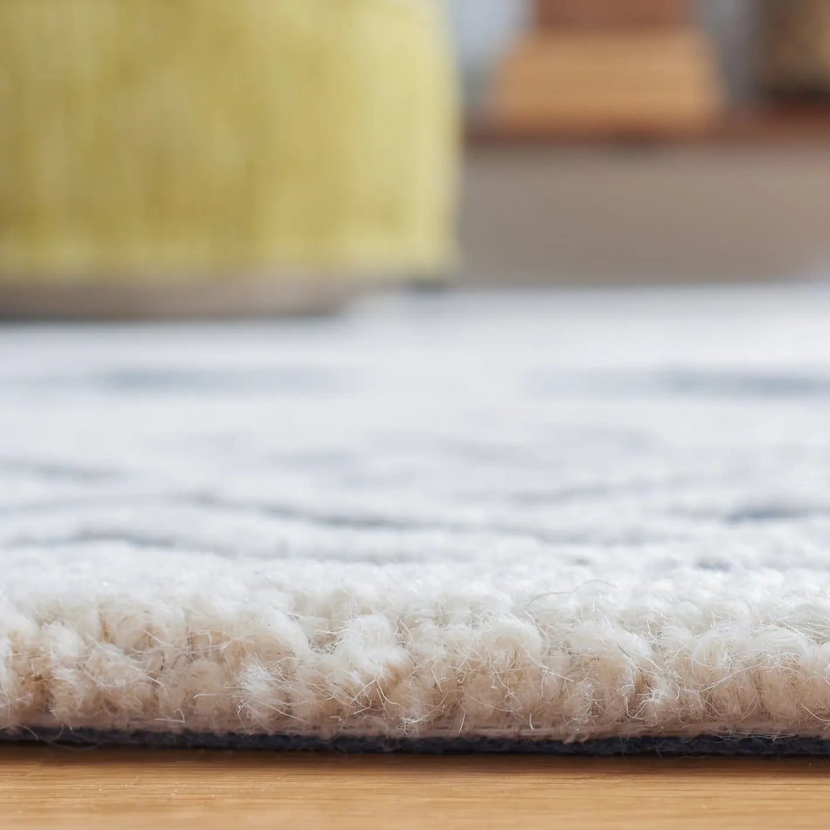 Safavieh Casablanca 4'-0" x 6'-0" Rug in Ivory / Navy