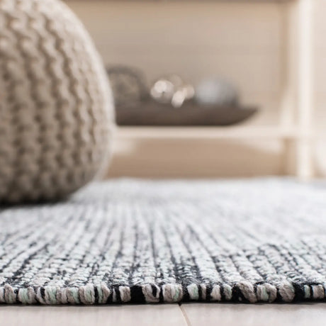 Safavieh Montauk 4'-0" x 6'-0" Rug in Light Green / Black