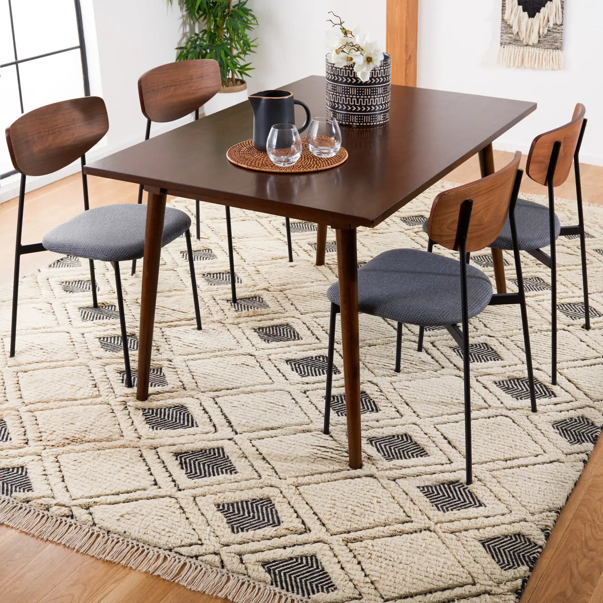 Safavieh Kenya 8'-0" x 10'-0" Rug in Ivory / Black