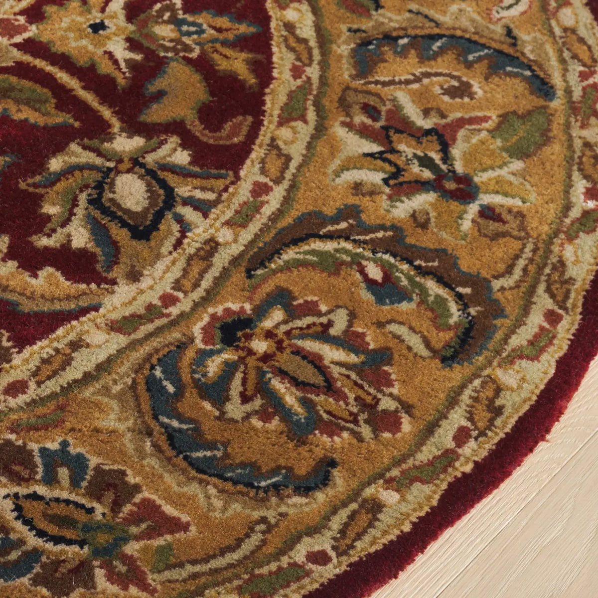 Safavieh Classic 4'-6" x 6'-6" Rug in Rust / Camel