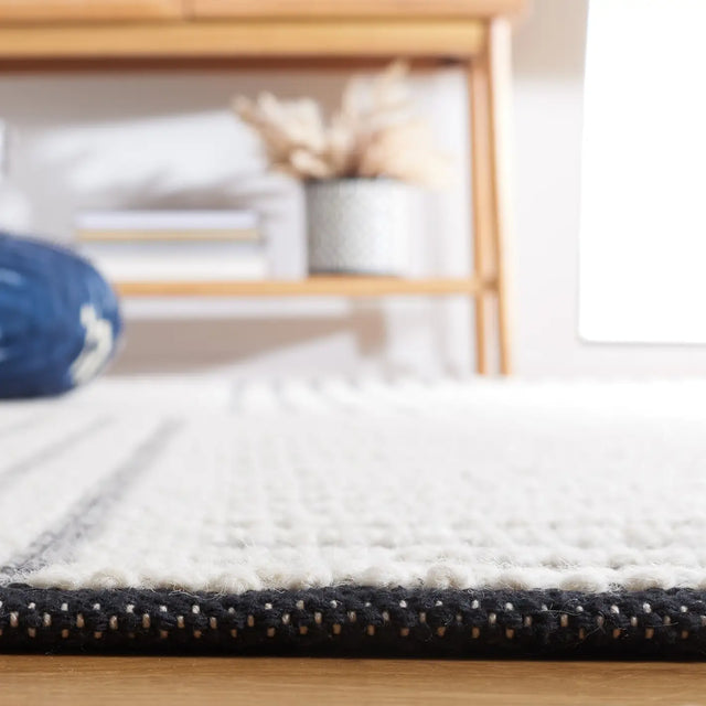 Safavieh Natura 4'-0" x 6'-0" Rug in Ivory / Black