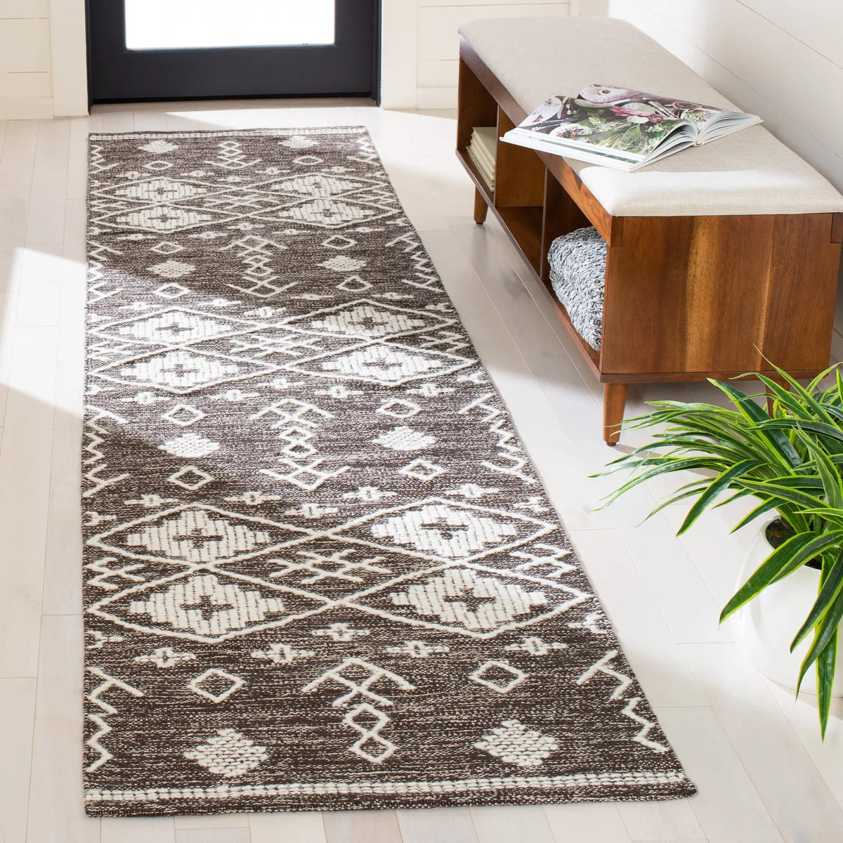Safavieh Kilim 2'-3" x 9'-0" Rug in Brown / Ivory