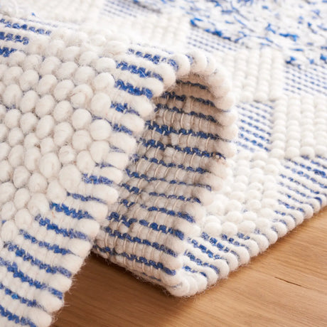 Safavieh Natura 4'-0" x 6'-0" Rug in Blue / Ivory