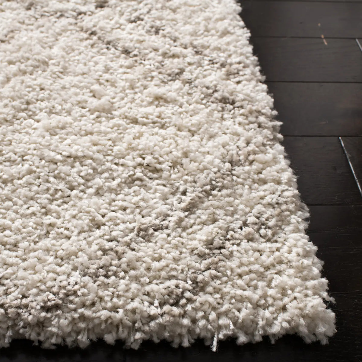Safavieh Arizona Shag 4'-0" x 6'-0" Rug in Ivory / Beige