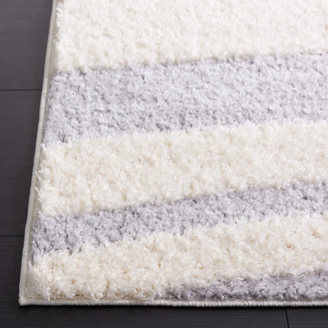 Safavieh Norway 4'-0" x 6'-0" Rug in Grey / Ivory