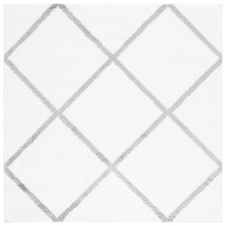 Safavieh Tahoe Shag 6'-7" x 6'-7" Rug in White / Grey