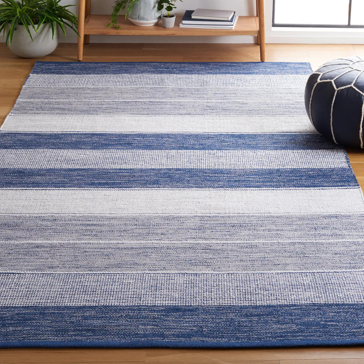 Safavieh Striped Kilim 4'-0" x 6'-0" Rug in Grey / Blue
