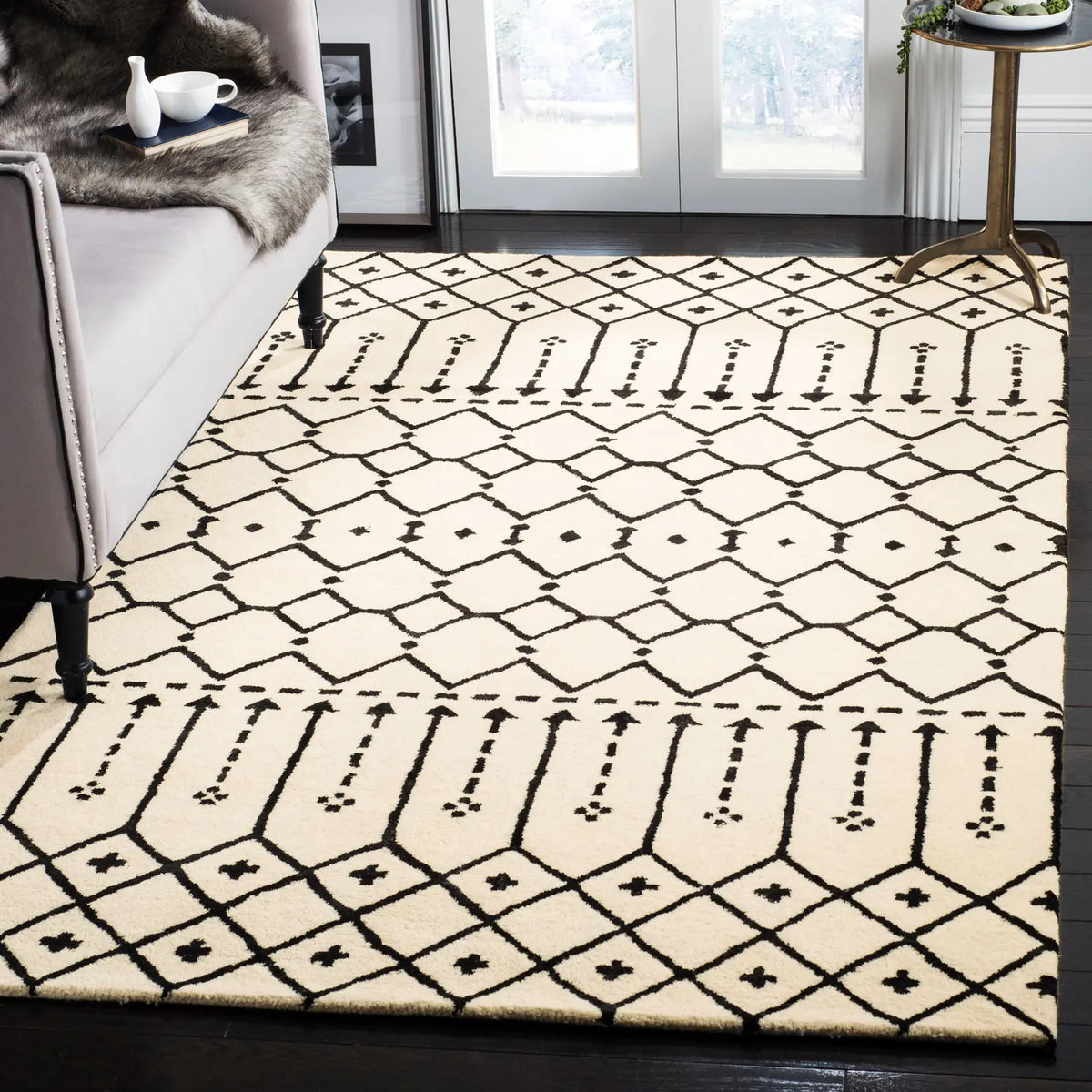Safavieh Himalaya 4'-0" x 6'-0" Rug in Ivory / Black