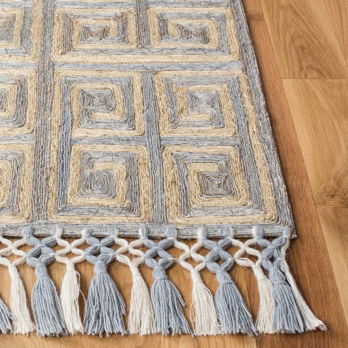 Safavieh Sahara 4'-0" x 6'-0" Rug in Grey / Beige