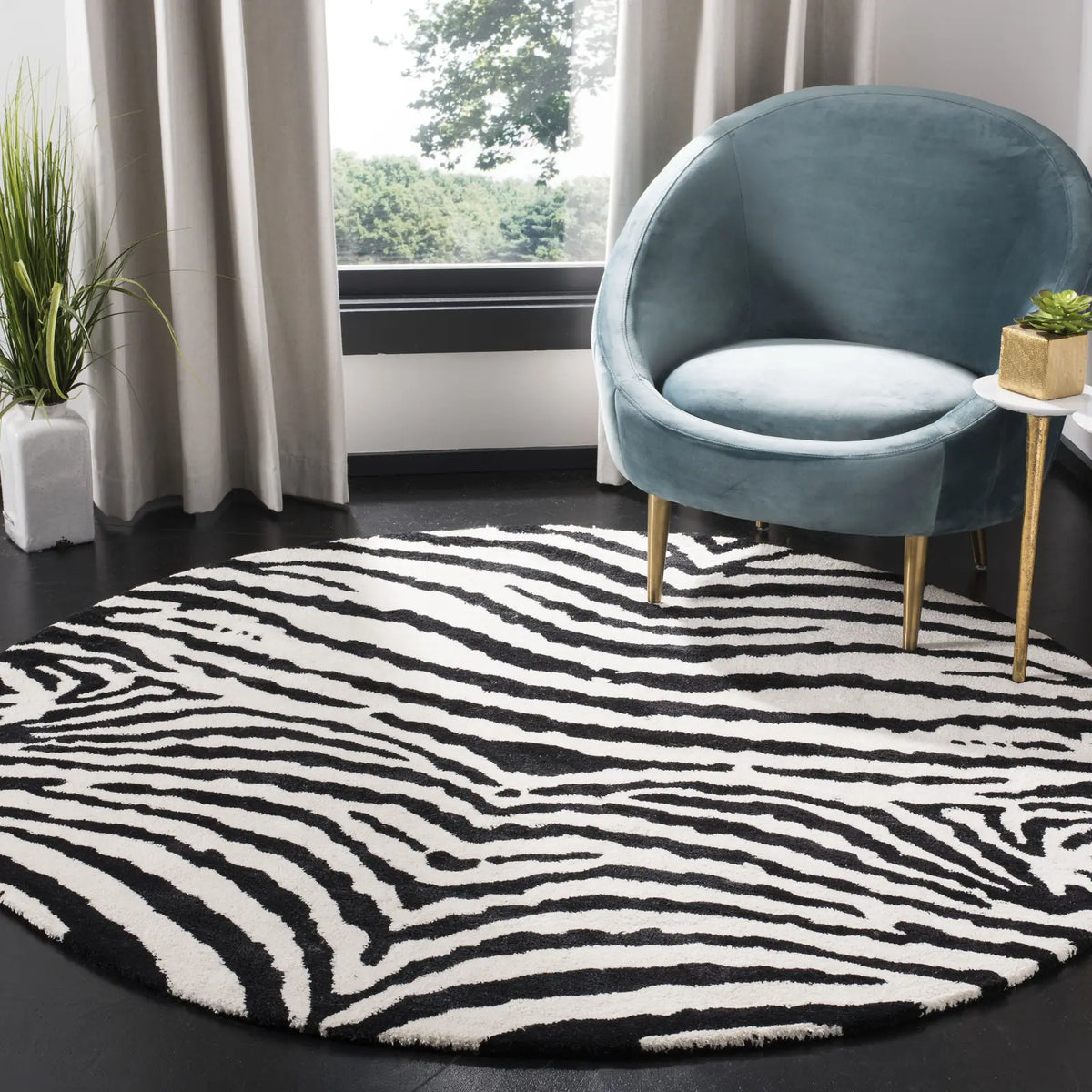 Safavieh Soho 6'-0" x 6'-0" Rug in White / Black