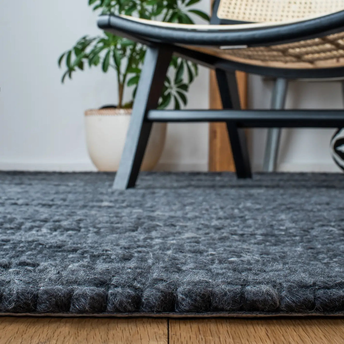 Safavieh Marbella 4'-0" x 6'-0" Rug in Charcoal