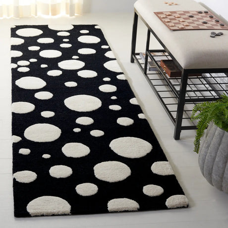 Safavieh Cambridge 2'-3" x 8'-0" Rug in Black / Ivory