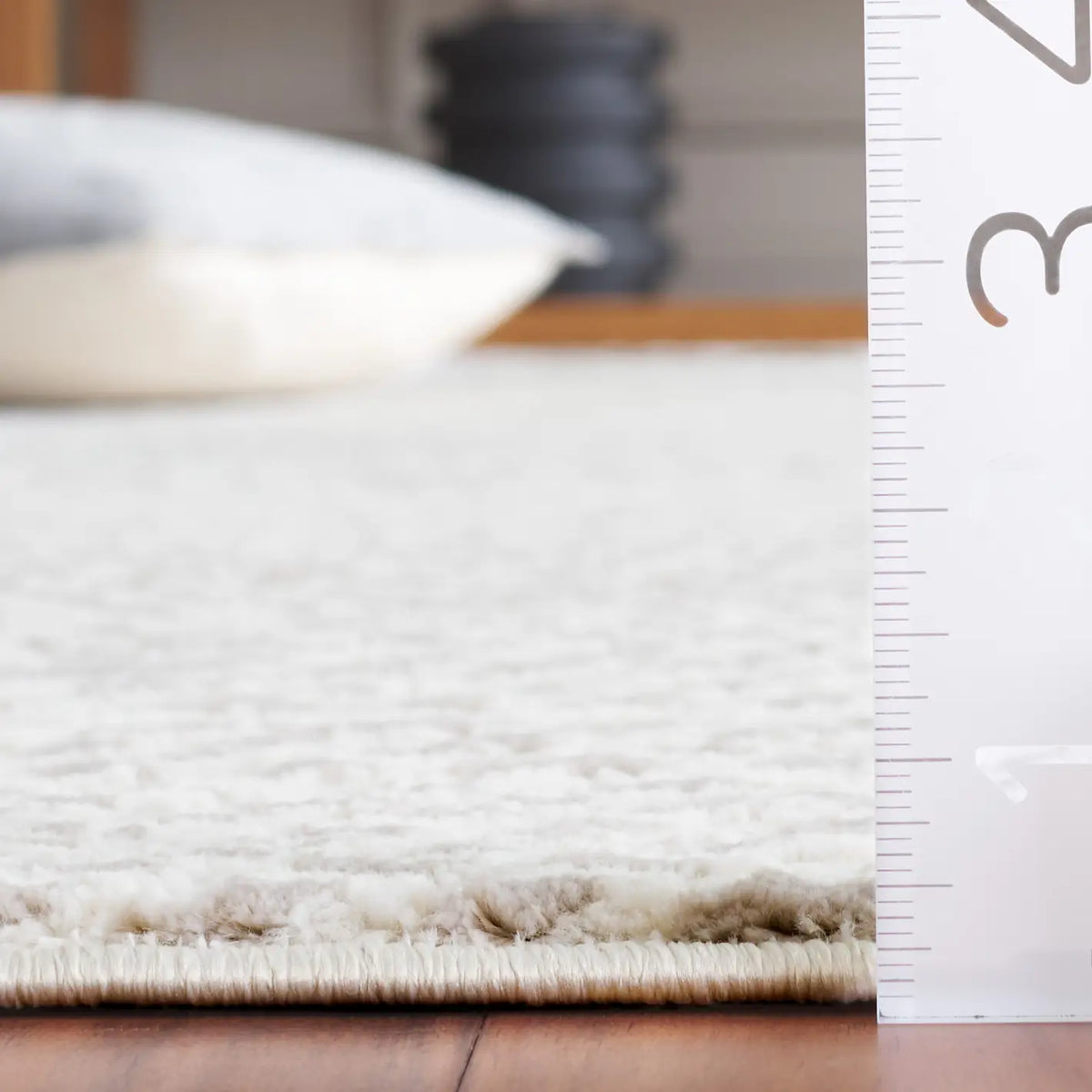 Safavieh Revive 4'-0" x 6'-0" Rug in Ivory / Grey