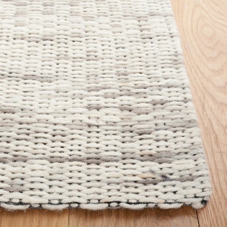 Safavieh Marbella 4'-0" x 6'-0" Rug in Grey / Beige