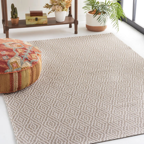 Safavieh Martha Stewart 5'-0" x 7'-0" Rug in Taupe / Cream