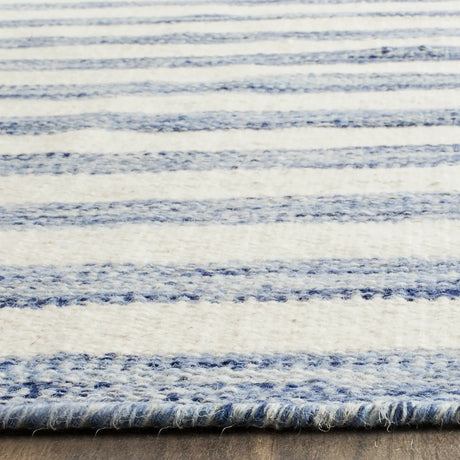 Safavieh Dhurries 6'-0" x 9'-0" Rug in Blue / Ivory