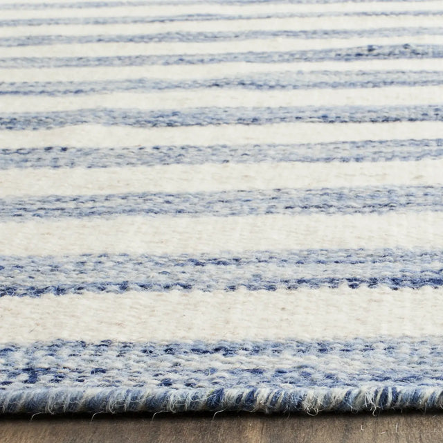 Safavieh Dhurries 6'-0" x 9'-0" Rug in Blue / Ivory