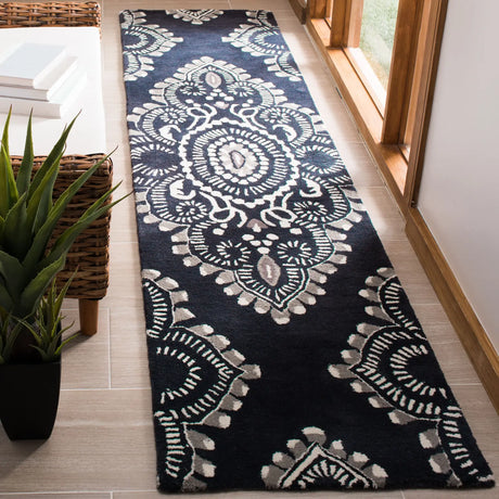 Safavieh Wyndham 2'-3" x 9'-0" Rug in Dark Grey / Ivory