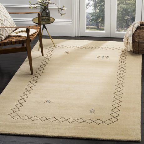 Safavieh Himalaya 4'-0" x 6'-0" Rug in Beige / Multi