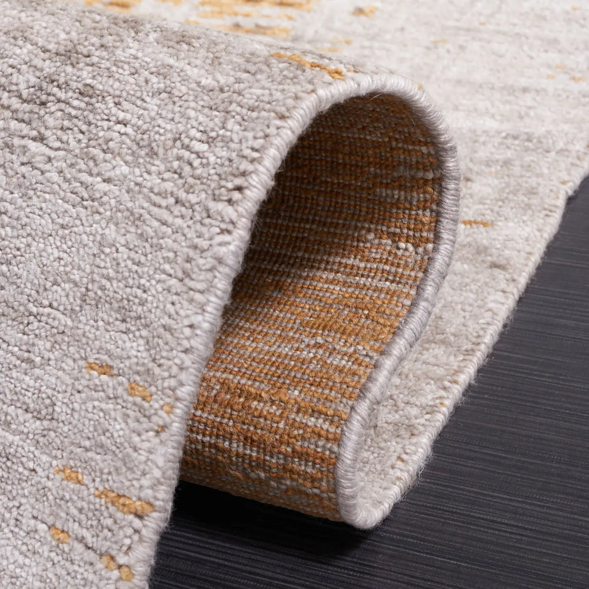 Safavieh Mirage 6'-0" x 9'-0" Rug in Grey / Gold