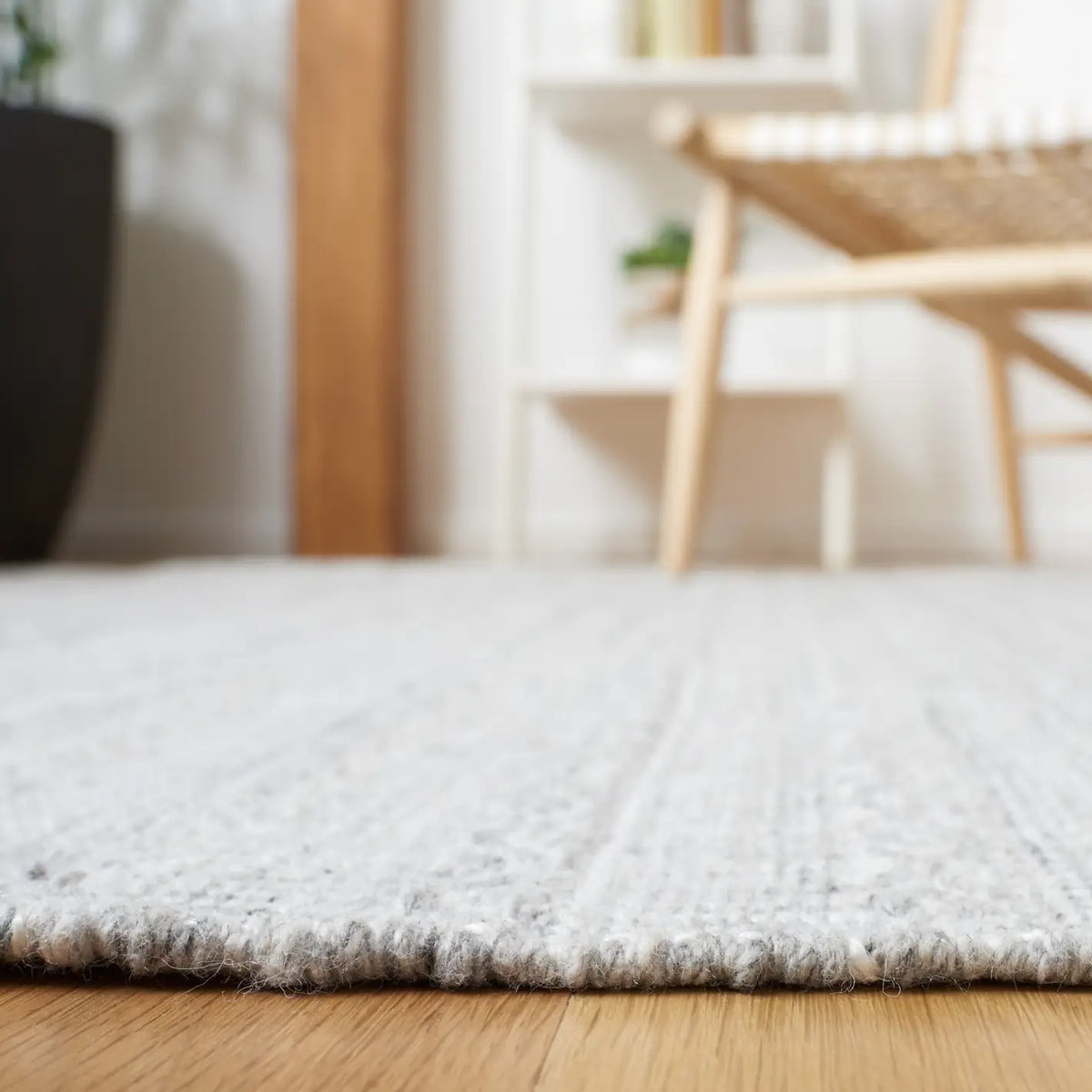 Safavieh Striped Kilim 4'-0" x 6'-0" Rug in Grey / Ivory