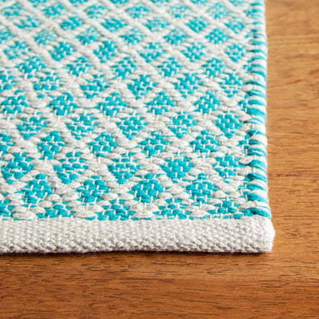 Safavieh Montauk 4'-0" x 6'-0" Rug in Turquoise / Ivory