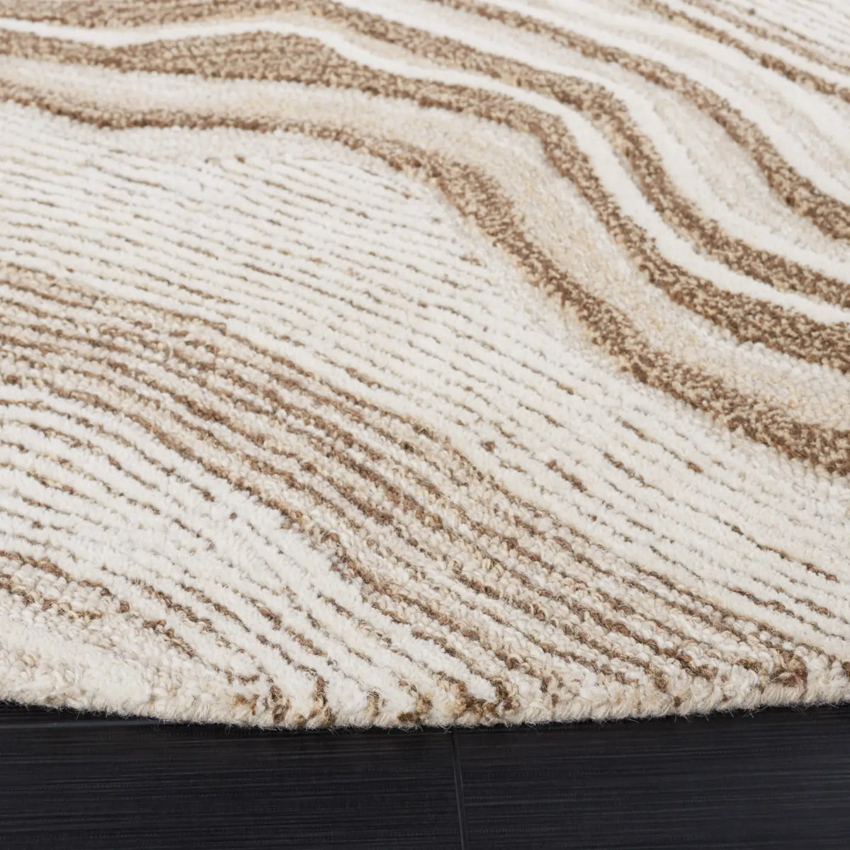Safavieh Fifth Avenue 6'-0" x 6'-0" Rug in Beige / Ivory
