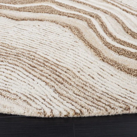 Safavieh Fifth Avenue 6'-0" x 6'-0" Rug in Beige / Ivory