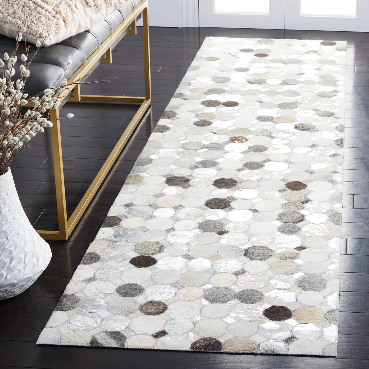 Safavieh Studio Leather 2'-3" x 9'-0" Rug in Ivory / Grey