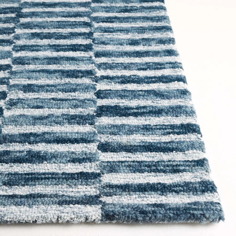Safavieh Ebony 4'-0" x 6'-0" Rug in Navy / Light Blue