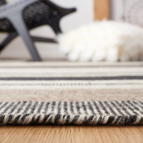 Safavieh Dhurries 5'-0" x 8'-0" Rug in Natural / Black