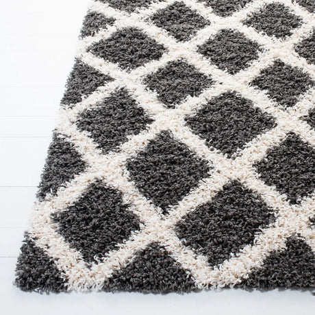 Safavieh Sgd-Dallas Shag 4'-0" x 6'-0" Rug in Dark Grey / Ivory