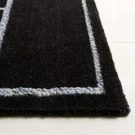 Safavieh Fifth Avenue 4'-0" x 6'-0" Rug in Black / Ivory