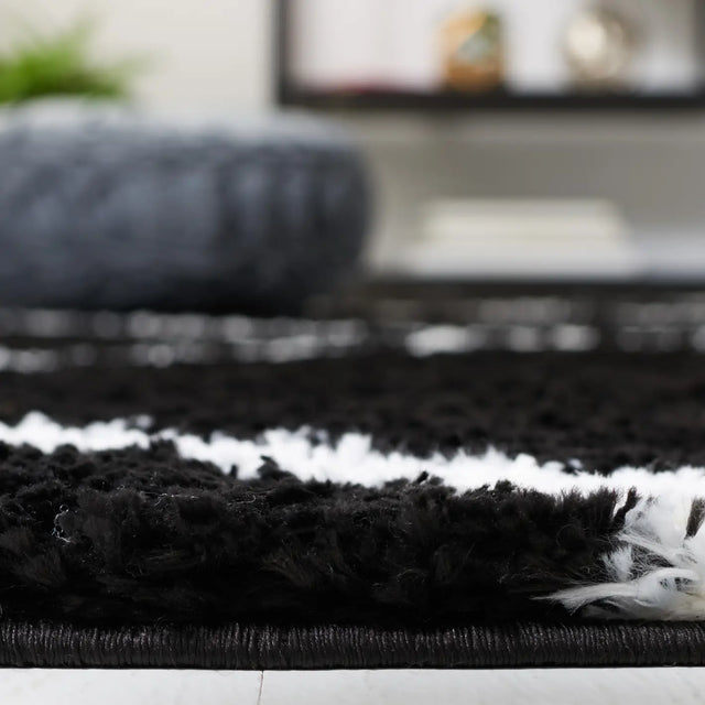 Safavieh Tahoe Shag 4'-0" x 6'-0" Rug in Black / White