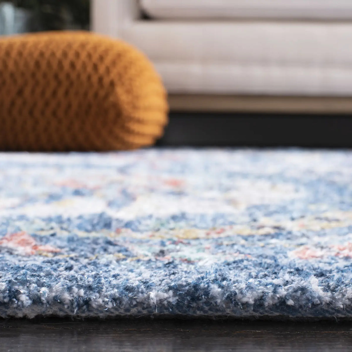 Safavieh Saffron 4'-0" x 6'-0" Rug in Blue / Creme